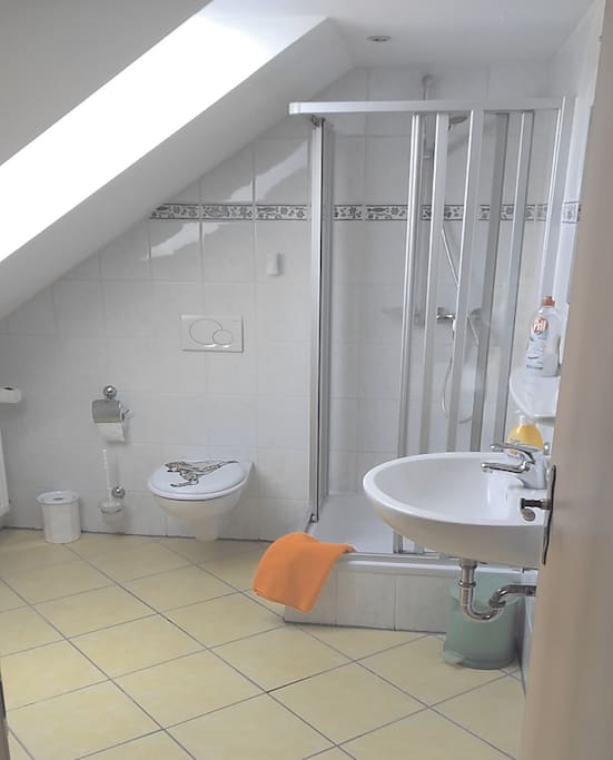 Geräumiges Bad mit Dusche & Fön