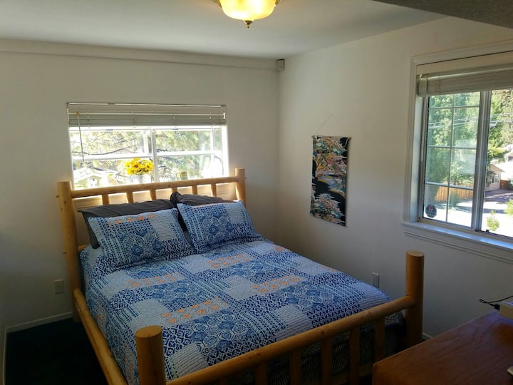  Dhomë gjumi kryesore me krevat dopio "queen" dhe oxhak të dytë