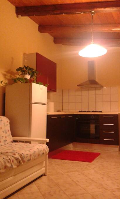 In cucina, godendo del soggiorno.