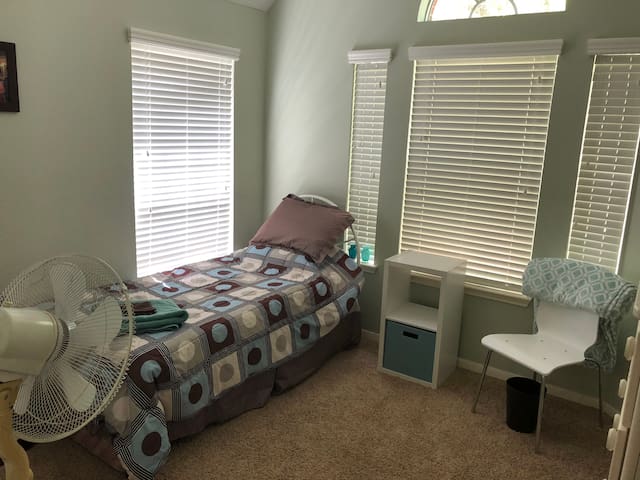 Comfy room in a beautiful home in Sugarland