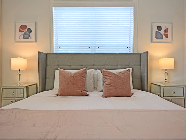 Vista sul grande letto matrimoniale grande nella suite principale della pensione.