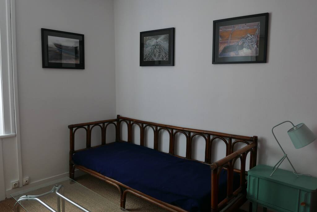 Un coin salon dans la première chambre