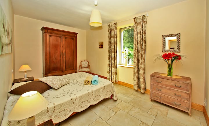 Dhomë dyshe me banjo