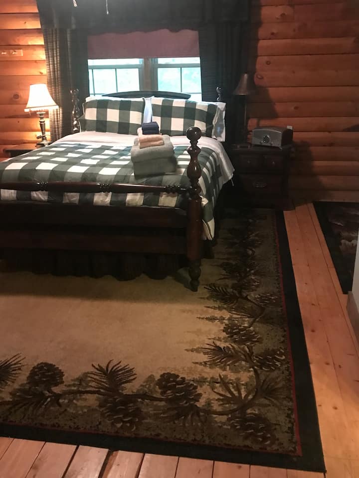 ชุดห้องนอนนี้ถูกย้ายไปที่ห้องนอนชั้นล่าง ตอนนี้เตียงขนาดคิงไซส์เข้าพักในห้องนี้แล้วรูปถ่ายเร็วๆนี้