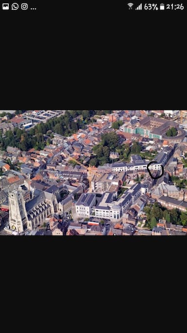 at corner right black circle