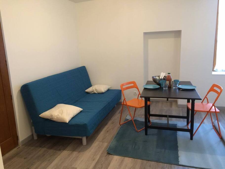 Un salon confortable pour déjeuner