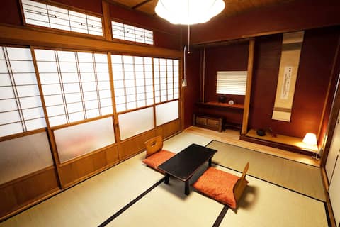 A 7-minute walk from Seibu Chichibu Station, on the approach to Chichibu Shrine, with a bar and Ital
