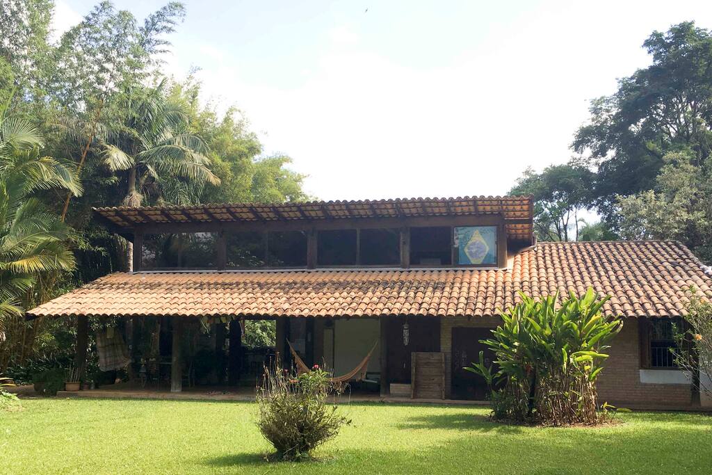 Gramado com árvores frutíferas