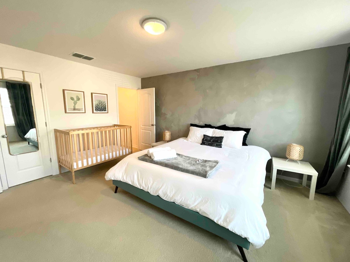 Chumba kikuu cha kulala, kitanda cha ukubwa wa kifalme, matandiko ya kifahari na kitanda cha mtoto chenye ukubwa kamili. Mazingira ya kupumzika na televisheni mahiri chumbani! 