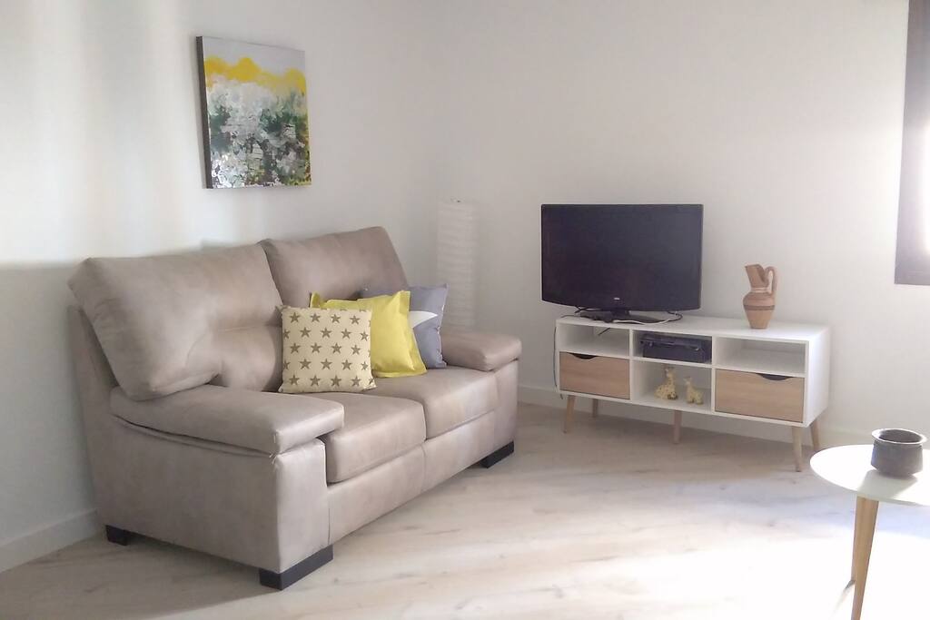 Salón cuenta con televisión y adsl