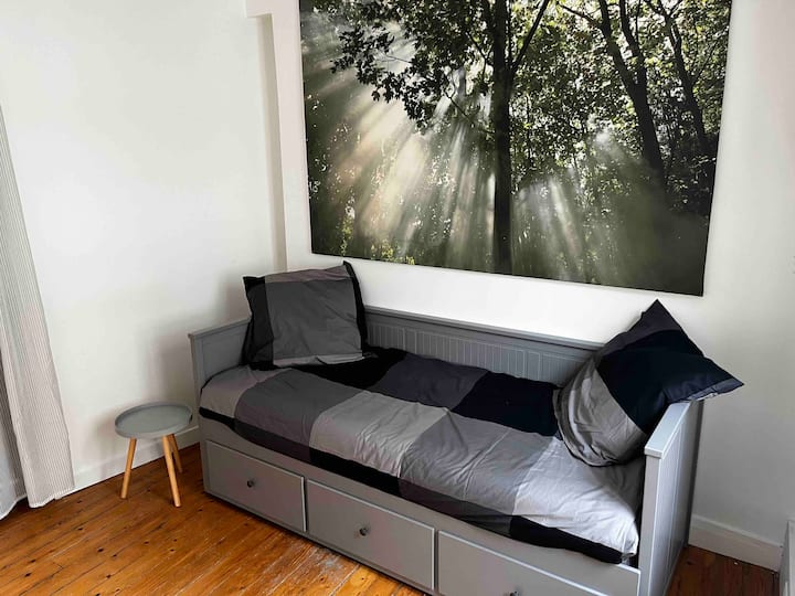 Საძინებელი 2 ორადგილიანი საწოლითა და ხით (ეს ნახატია:) )