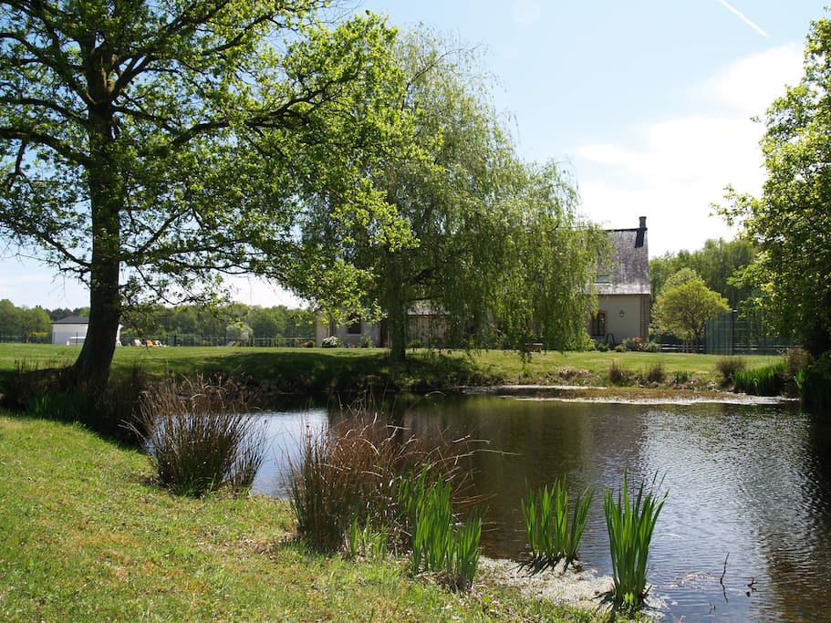 Domaine sur un parc de 2 hectares entièrement clos.