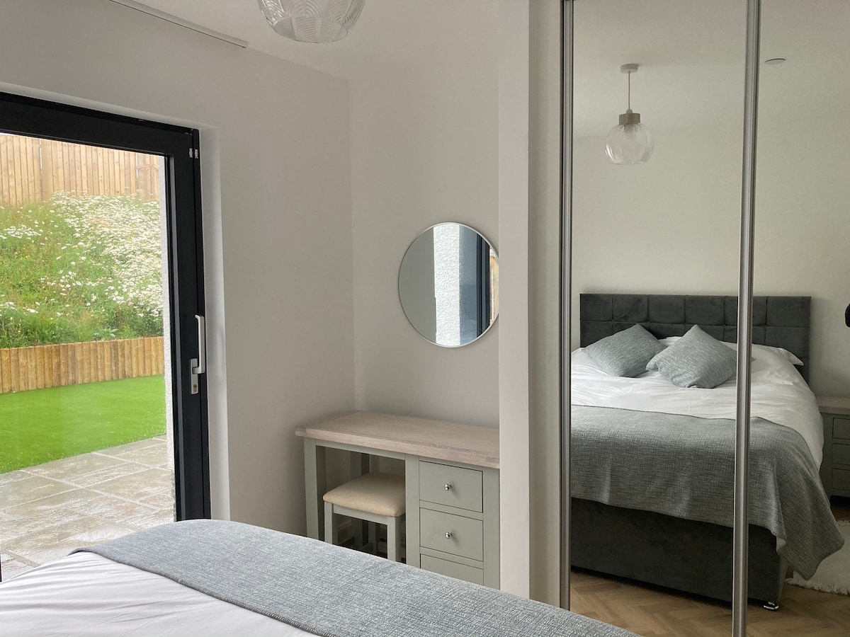 חדר שינה 3, מיטת קינג סייז, שולחן הלבשה וארונות בגדים מאובזרים 