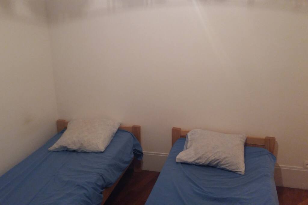 chambre 2 lits 1 personne