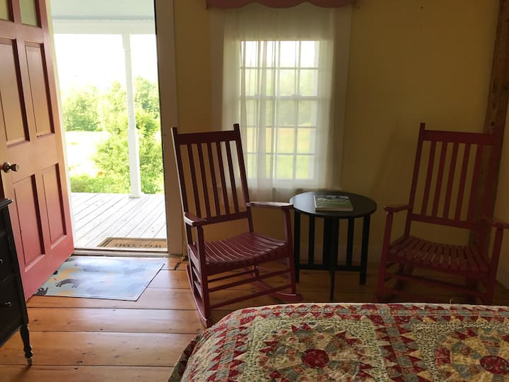 El dormitorio de la planta baja da acceso al porche delantero