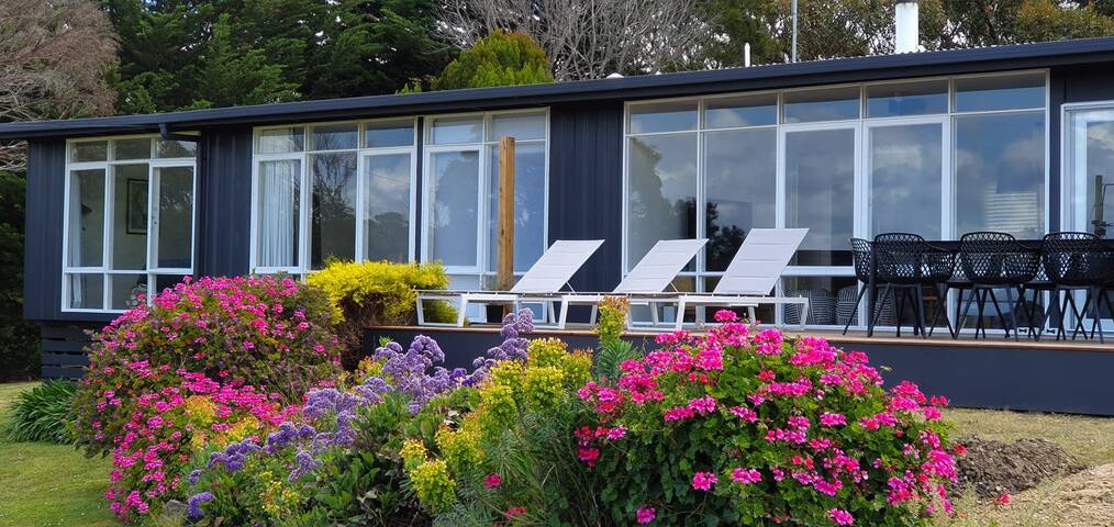 Classic 1960’s Australian Beach House gallery image 4