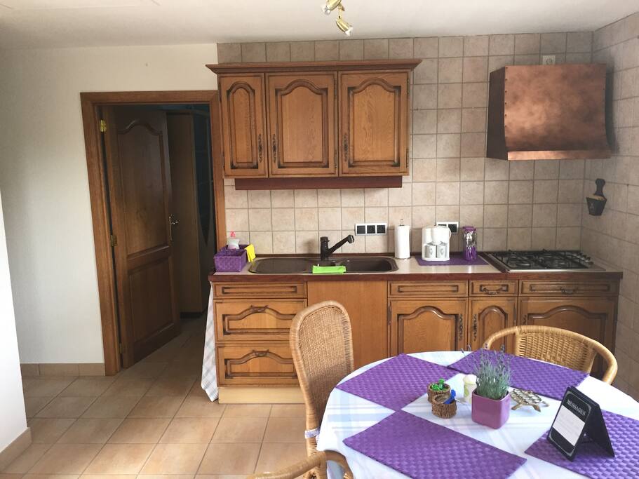Eetkamer 1 met kleine keuken.