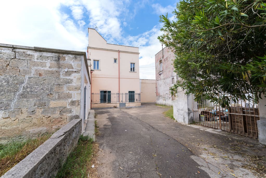 Vista frontale arrivando dalla Strada Comunale San Oronzo