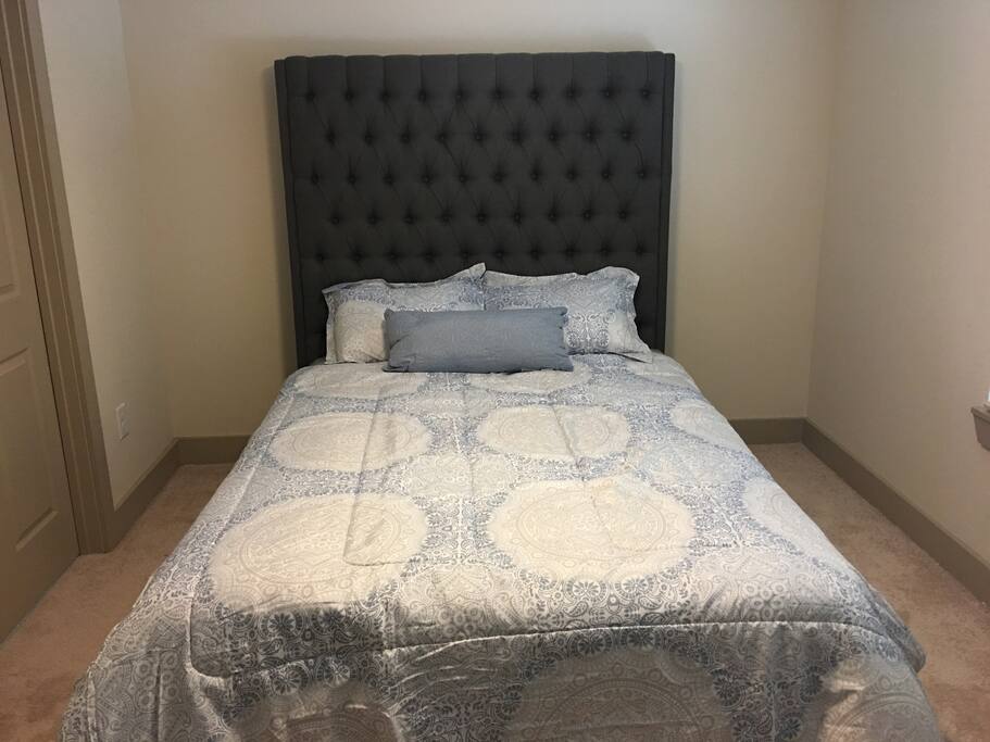 Master Bedroom - Queen Bed