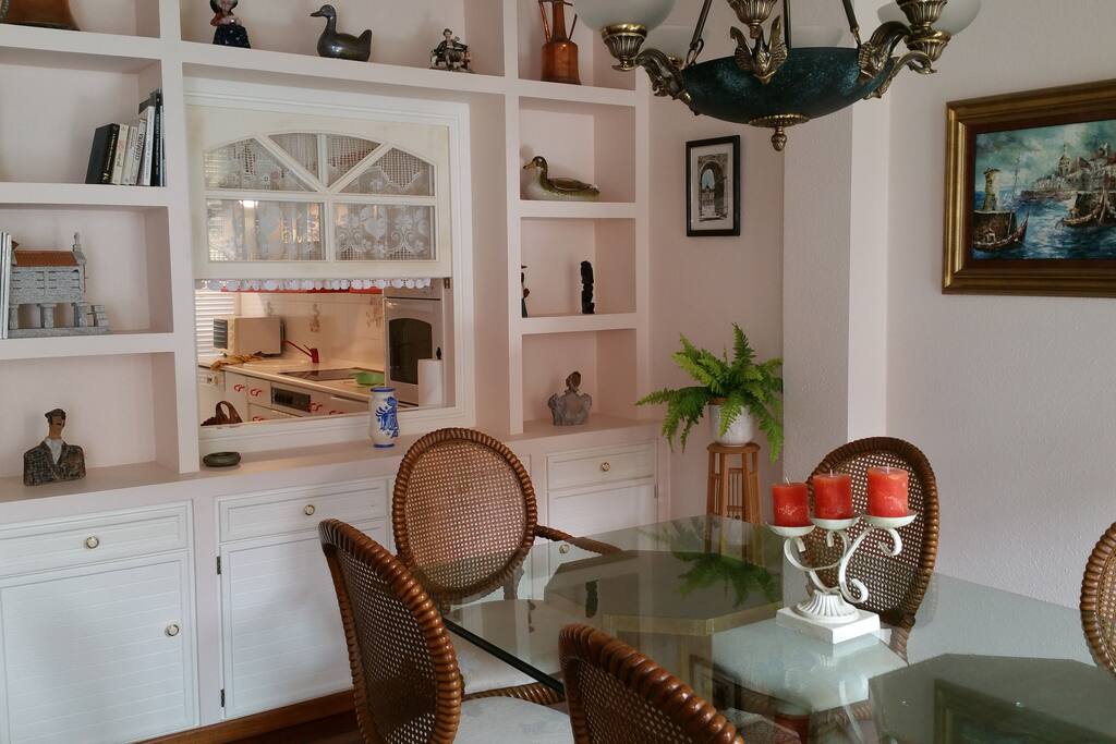 comedor con ventana a cocina