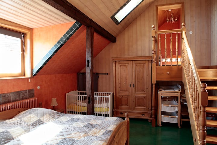 Საძინებელი ორადგილიანი საწოლით, ჩვილის საწოლით და „საბავშვო“ოთახში შესასვლელით