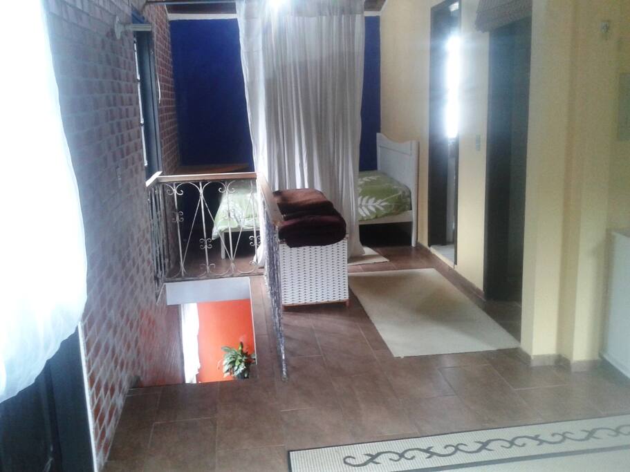 Cama de casal, banheiro e closed, no primeiro andar
