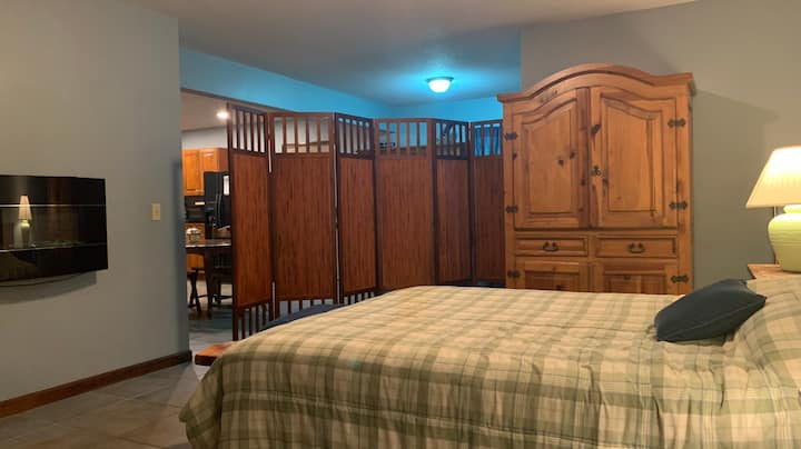 Slaapkamer met grote kledingkast