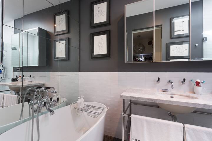 Private, architectual, luxurious gallery image 5