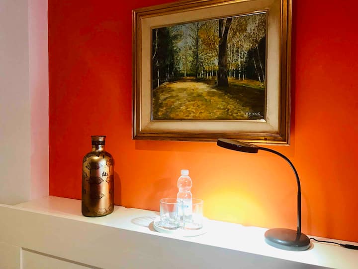 การตกแต่งที่เรียบง่ายและพัดลมเพดาน 