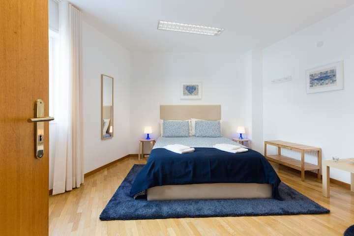 5 Oporto City Center – sleeps 6, 4 beds
