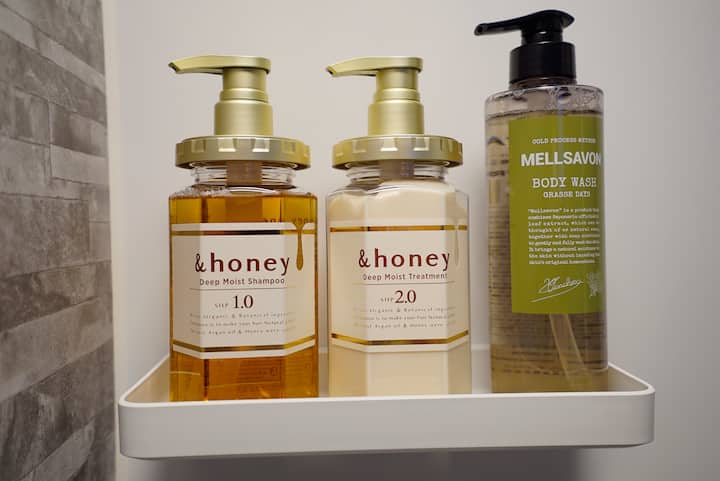 シャンプー・トリートメントは、＠コスメのベストコスメアワード2020で1位を受賞した「＆honey」シリーズをご用意しています。
「新しいハチミツ美容」として大注目を集めています。