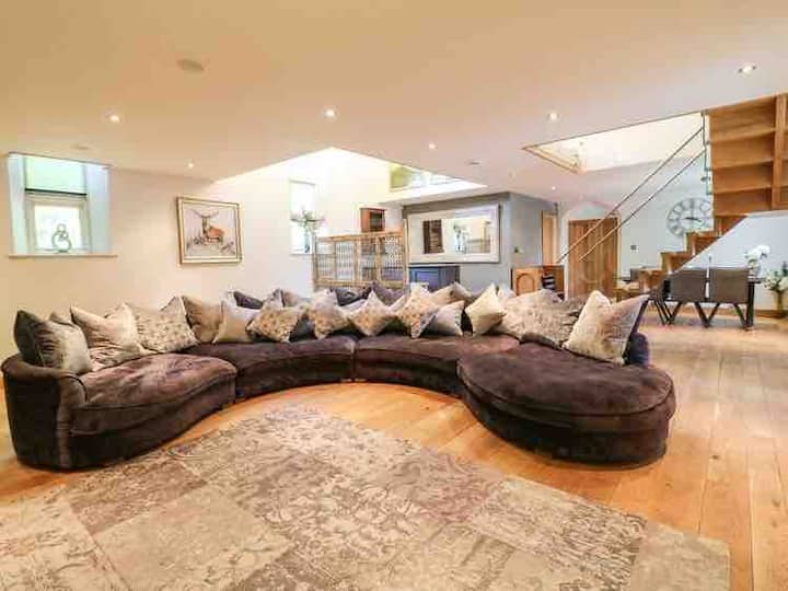 The Chapel - A Hidden Gem With Private Pool & Bar - Cheshire