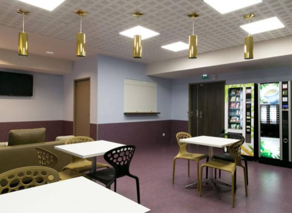 salle commune avec télévision et wifi