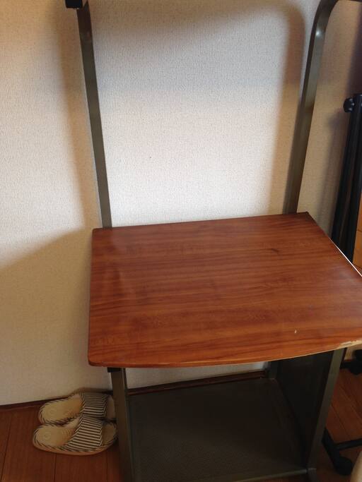 (古いですが)パソコンデスクも完備です。