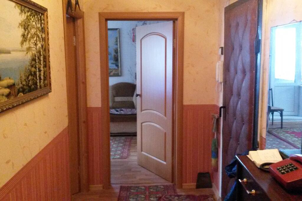 Входная дверь и коридор