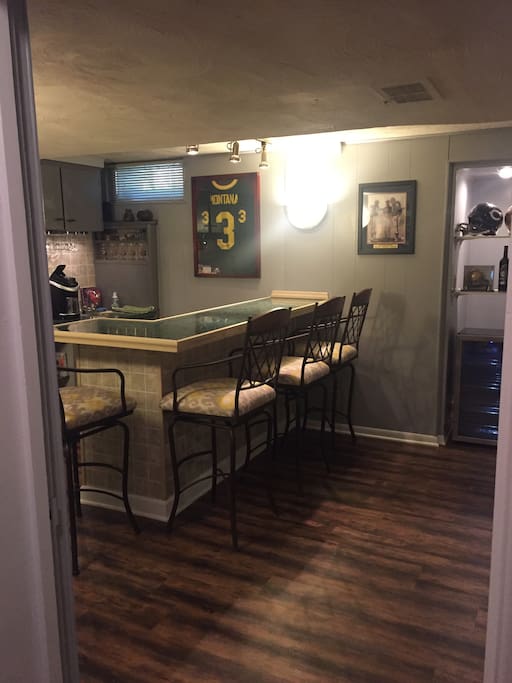 Bar/kitchenette area