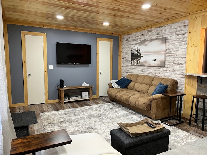 LakeWay Retreat- 4 min from US-41 and The Lake!
