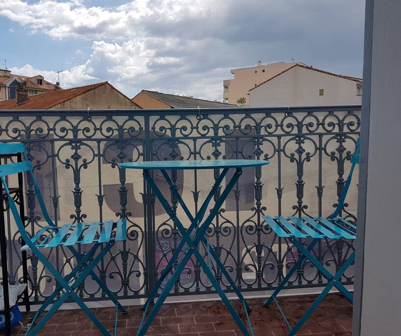 Le Balcon