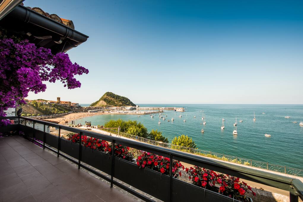 Terraza en salon-cocina con vistas a la bahia de Getaria