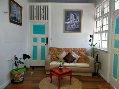 Welcoming one bedroom flat Cheery Tree Lane B&B