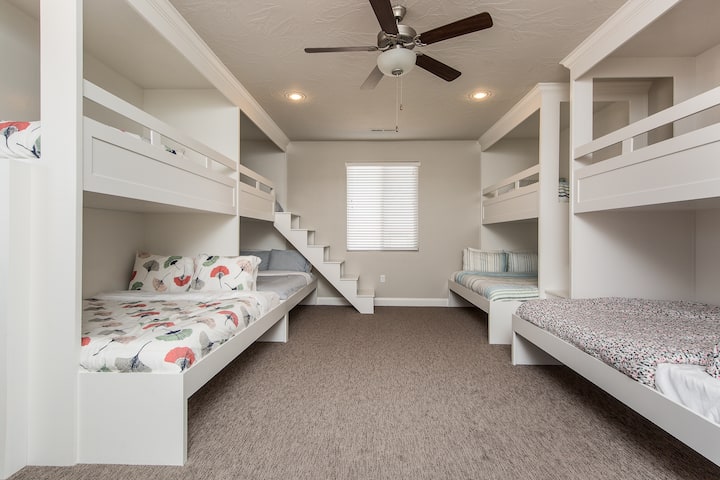 Slaapkamer 6, stapelbed, 4 eenpersoonsbedden en 4 queensize bedden, 2 tweepersoons luchtbedden, eigen badkamer, flatscreen Roku HDTV