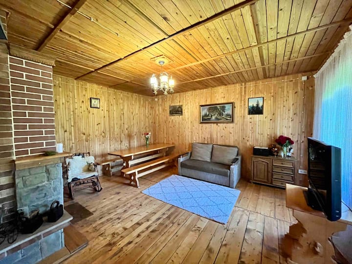 Dnevni boravak s kaminom