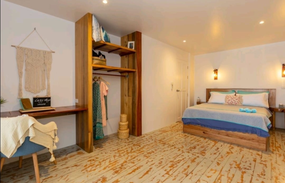 CHUMBA CHA KULALA CHA 2 BWANA (2) 
GHOROFA YA JUU.
Ukubwa 2.8m x 5.4m.
Kitanda cha Ghorofa ya Juu/ Malkia, AC, Ufikiaji wa moja kwa moja wa Balcony ya Juu na maoni ya bahari moja kwa moja kutoka kitandani kwako. Tunaweza kuongeza kitanda cha mtoto kwa ombi. Starehe, mwanga na wasaa.