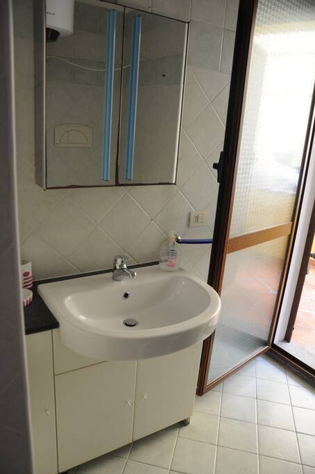 Bagno con terrazzino