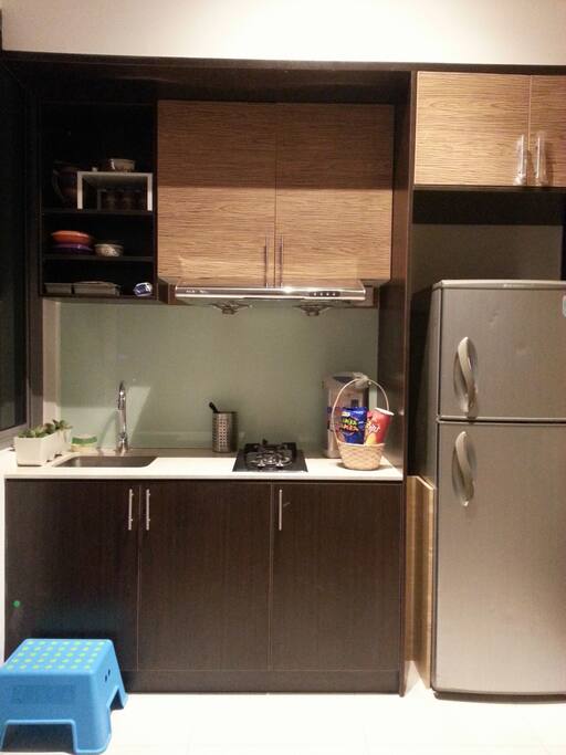 kitchen with basic cooking facilities (fridge, stove, electric hot water dispenser, rice cooker, toaster)