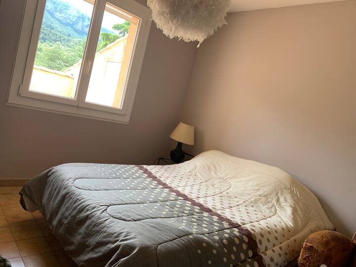 חדר מואר מאוד בקומה העליונה עם 2 חלונות עם גישה למרפסת.