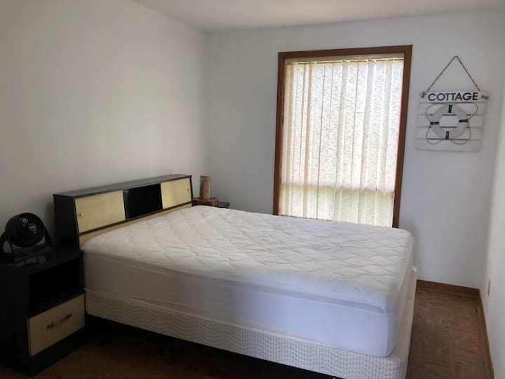 卧室2 -标准双人床

不提供：
床上用品、毯子和枕头