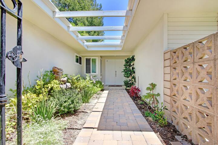Open & airy, mid-century ranch home with views! gallery image 3