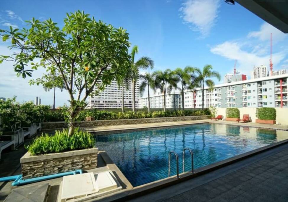 Swimming pool on the 4th floor
