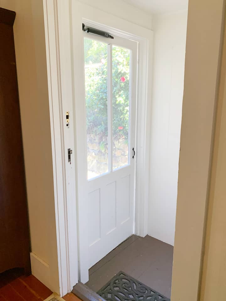 Screen door to entry alcove